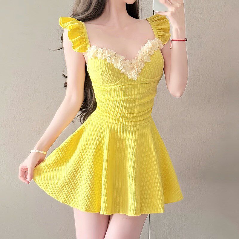 泳衣女2025新款奶黄色高级感连体裙式小胸聚拢遮肚显瘦绝美泡温泉