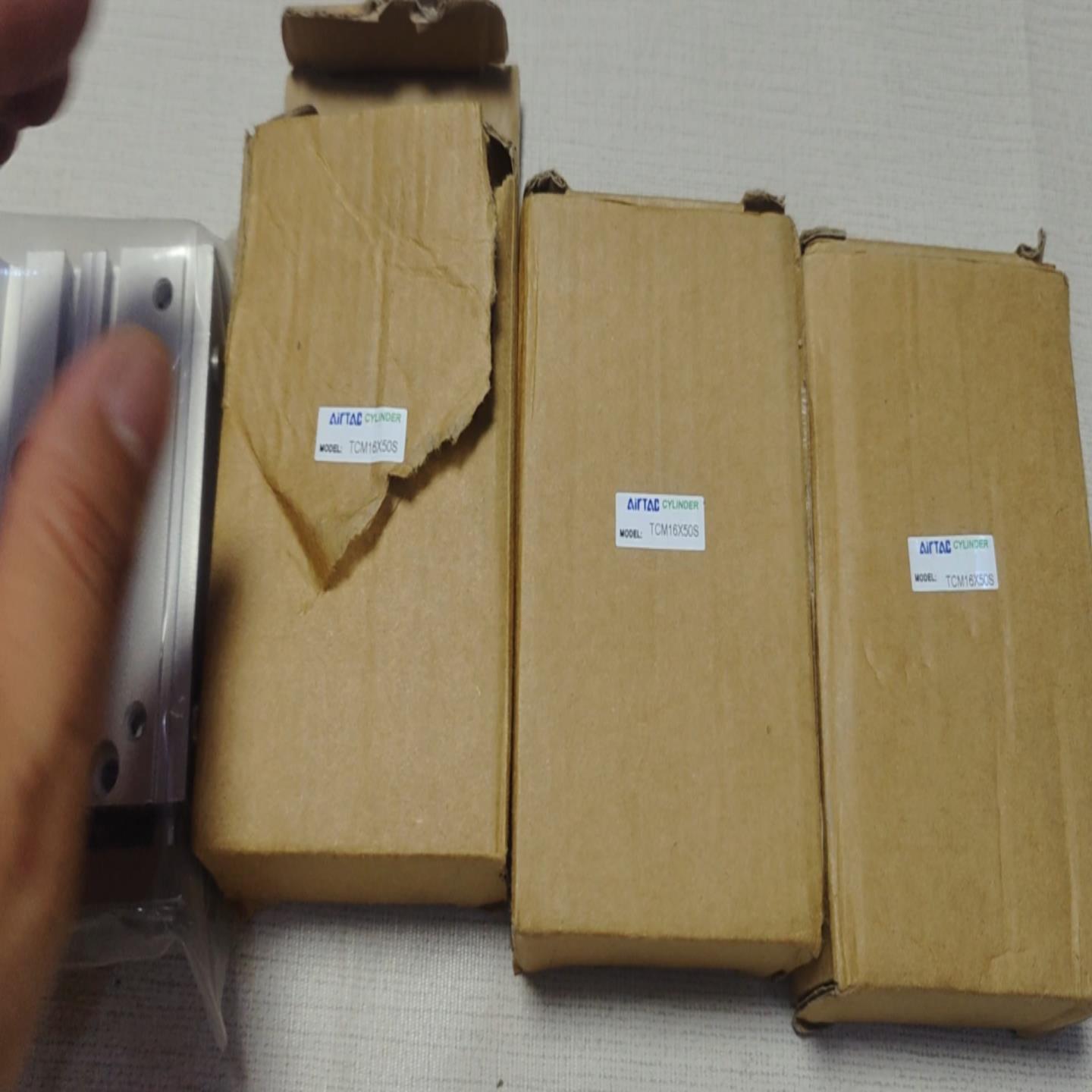 亚德客三轴气缸TCM16X50S实物拍摄现货3盒全；议价