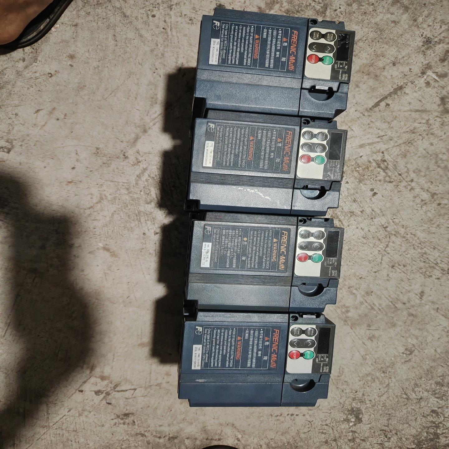 富士FRN2.2E1S-4C实物图拍摄成色如图2（佳毅工控）