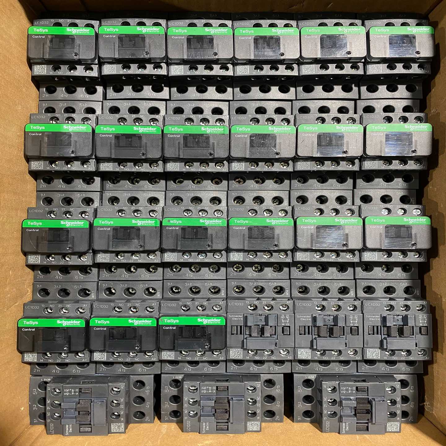 询价施耐德LC1D32交流接触器新款黑色线圈电压220v正