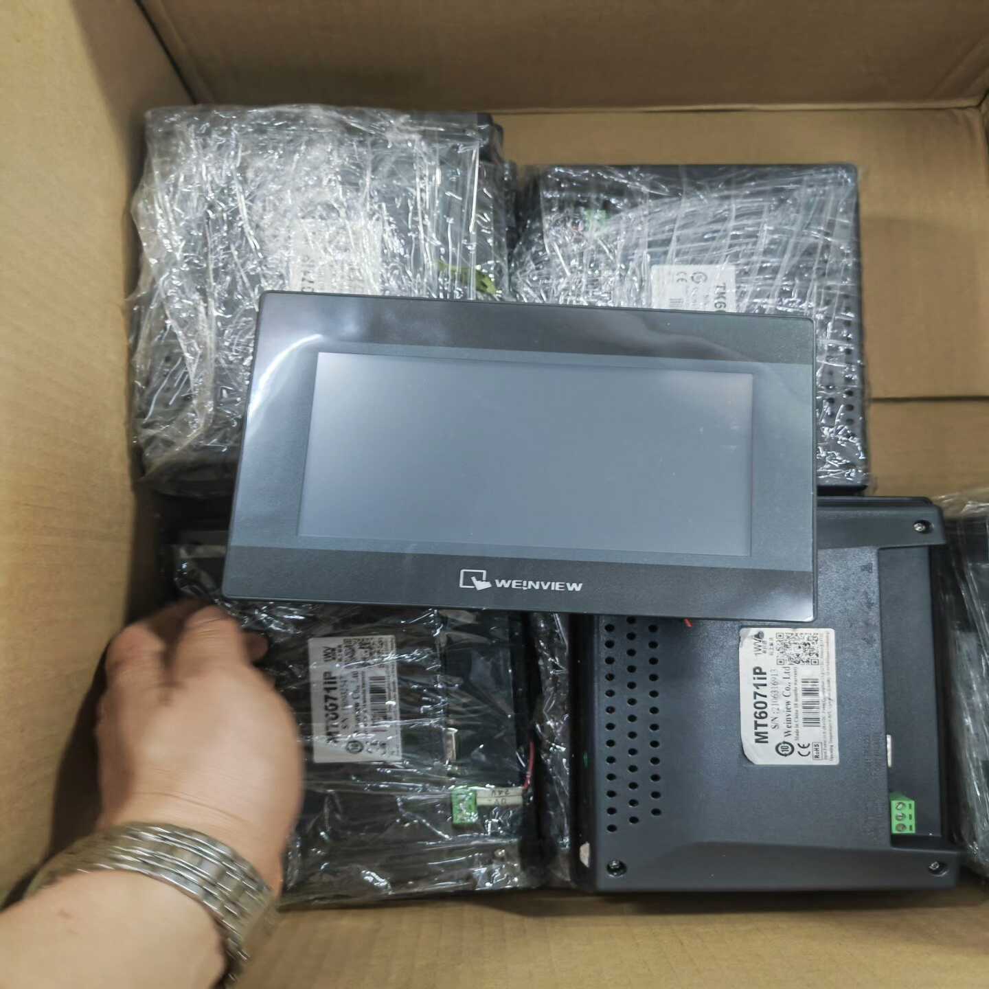 7寸威纶触摸屏，型号：MT6071IP，库存30台，发货测试询价