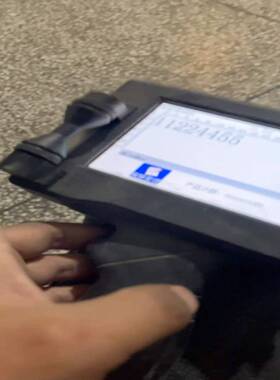 H20智能喷码机，实物如图，可以通电触摸开机，带电池，具体