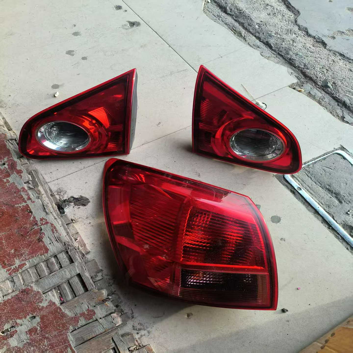 日产逍客后尾灯，原装拆车件左侧和右侧，功能正常。成色轻微使用