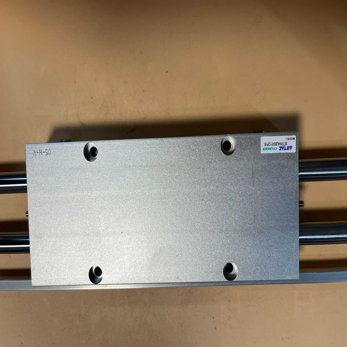 亚德客气缸，型号STWA20X125S，全新未使用，表面无划--议价商品