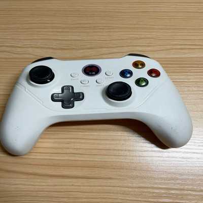 北通阿修罗2Pro游戏手柄，白色多模版，能开机连蓝牙不包好--议价