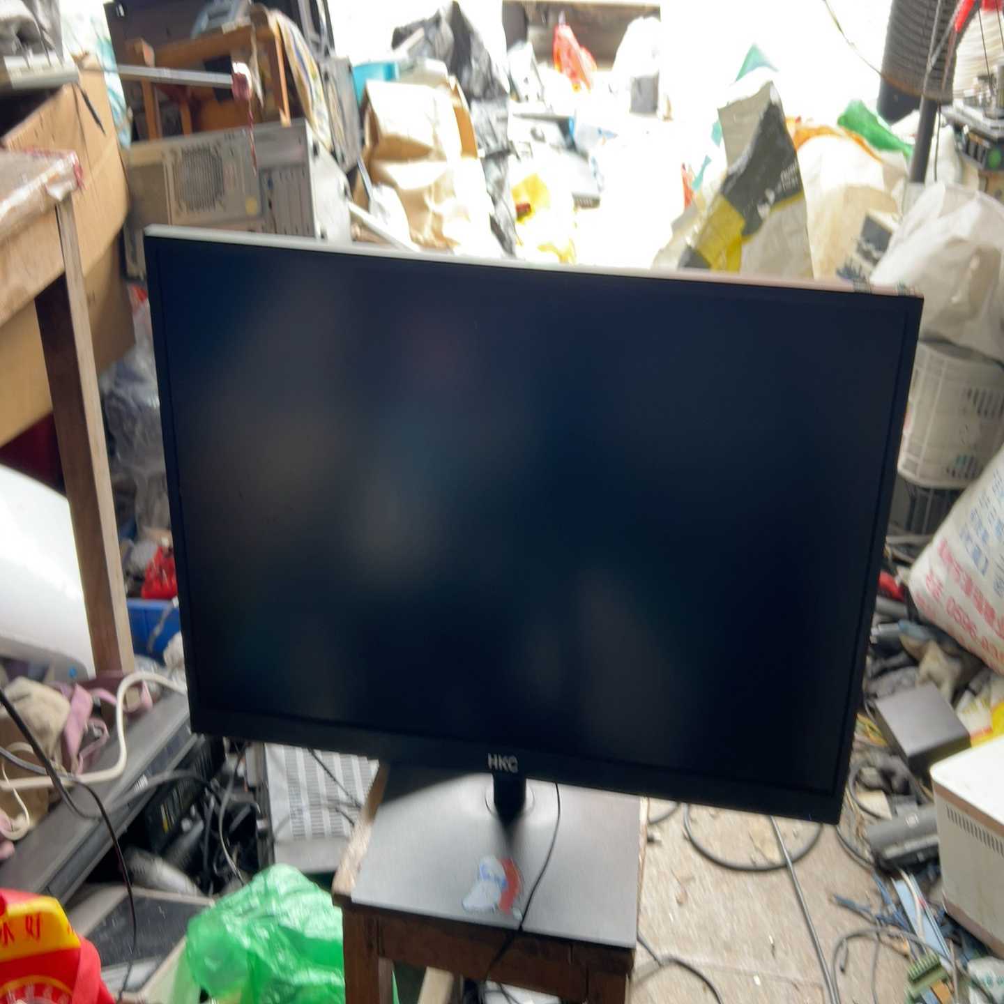 hkc24寸显示器正常使用没有任何原因的，带电源线--议价商品