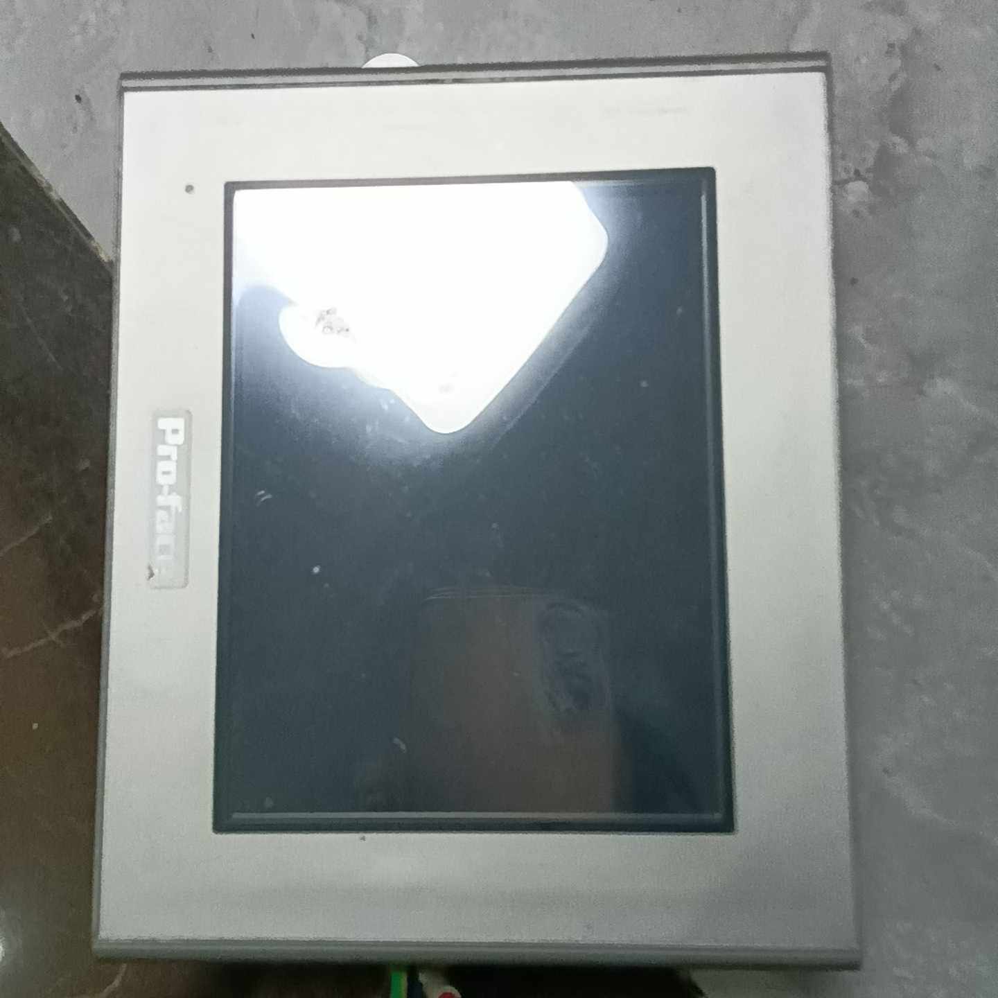 出Pro-face品牌的工业触摸屏，外观为银色，型号为GP2--议价商品