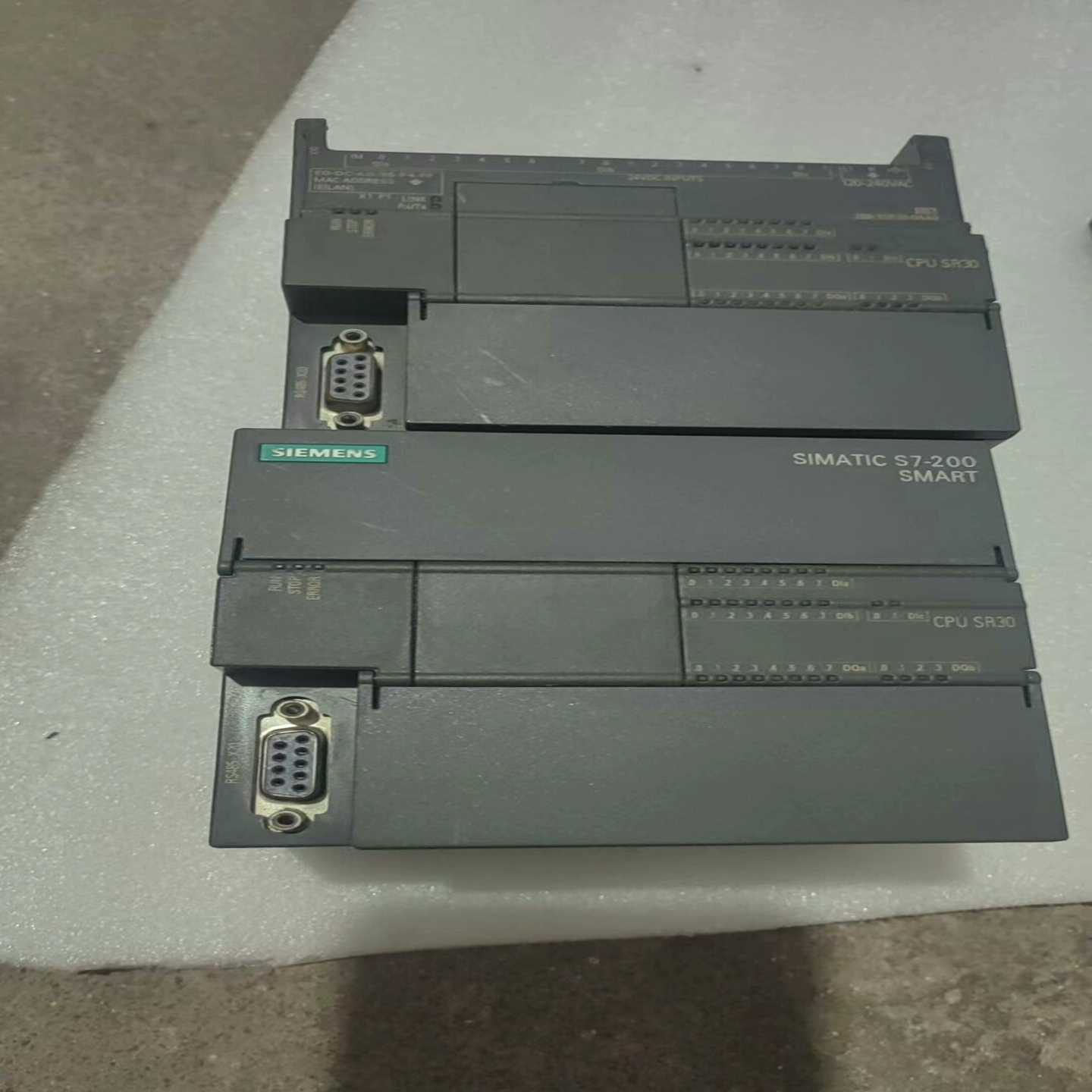 西门子PLC288-1SR30-0AA0实拍如图，两台，