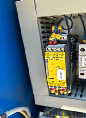 SRB301MC安全继电器13个其中一个底部卡扣断其--议价商品