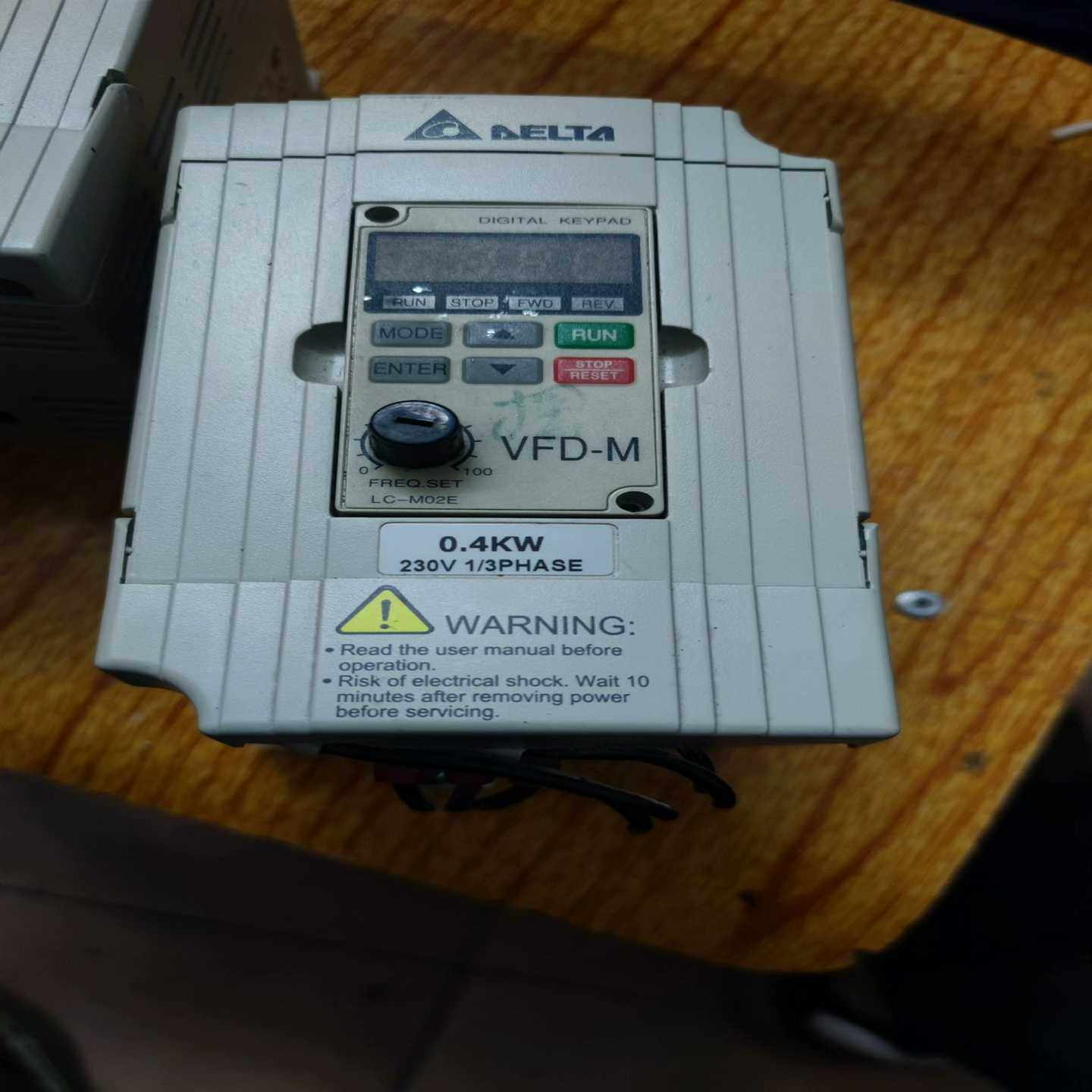 台达变频器VFD-M0.4KW，230V单相，拆机品。外观--议价商品