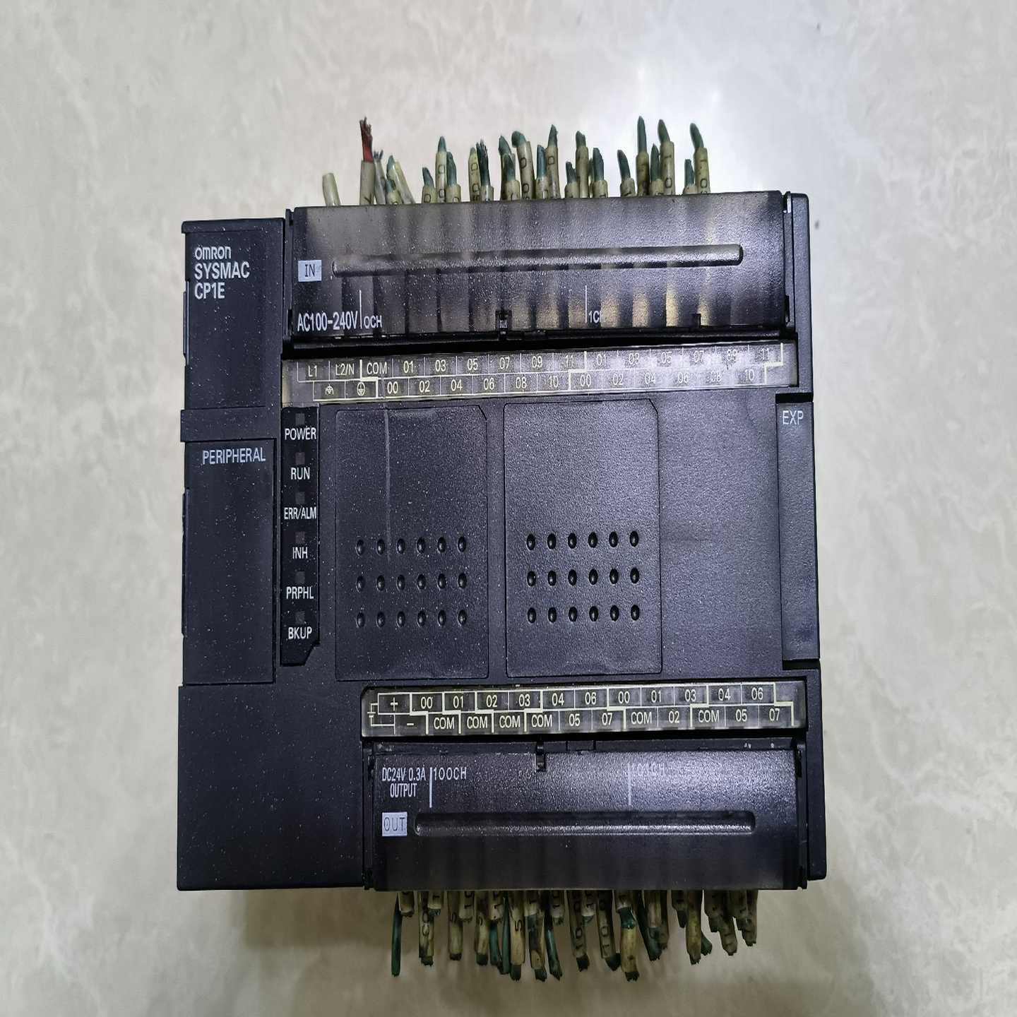 PLc一套,CP1E-E40DR-A,外观如图,包询价