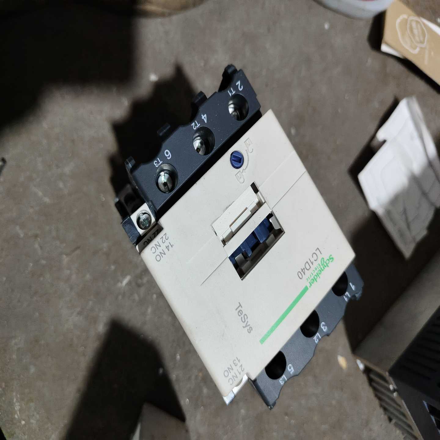 询价~施耐德LC1D40交流接触器，线圈220V，新。