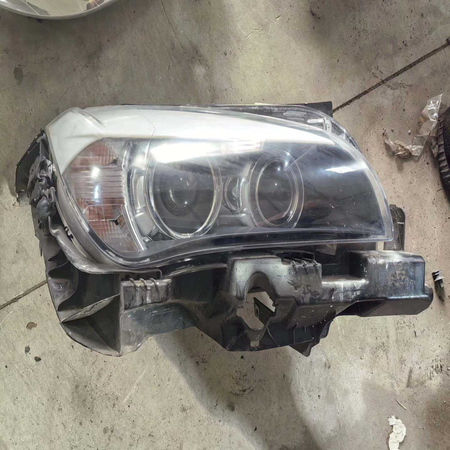宝马X1E84原装拆车大灯总成，带模块，LED光源。适合X--议价商品