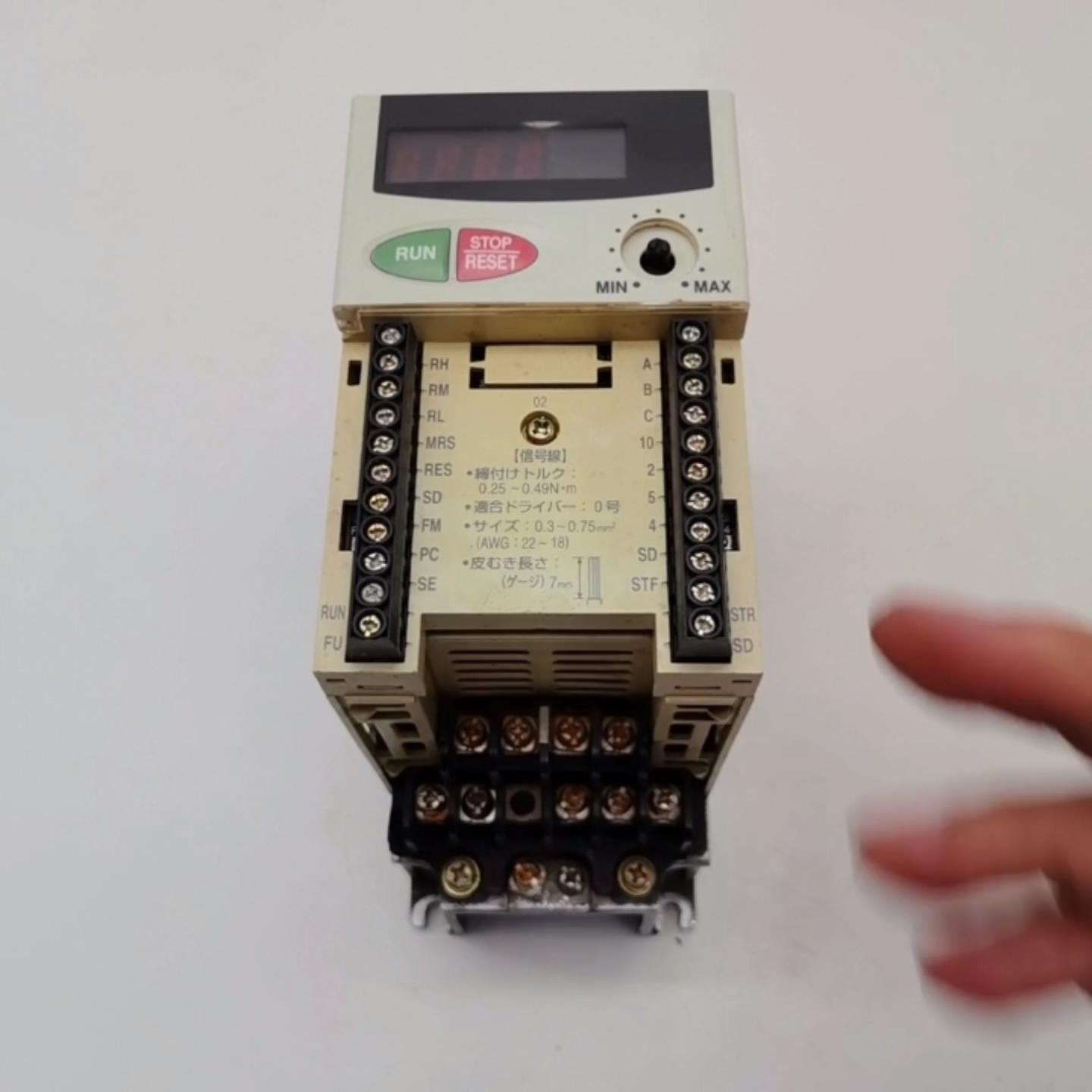 三菱变频器FR-E510W-0.4K，实物拍摄，成色如图。输--议价商品