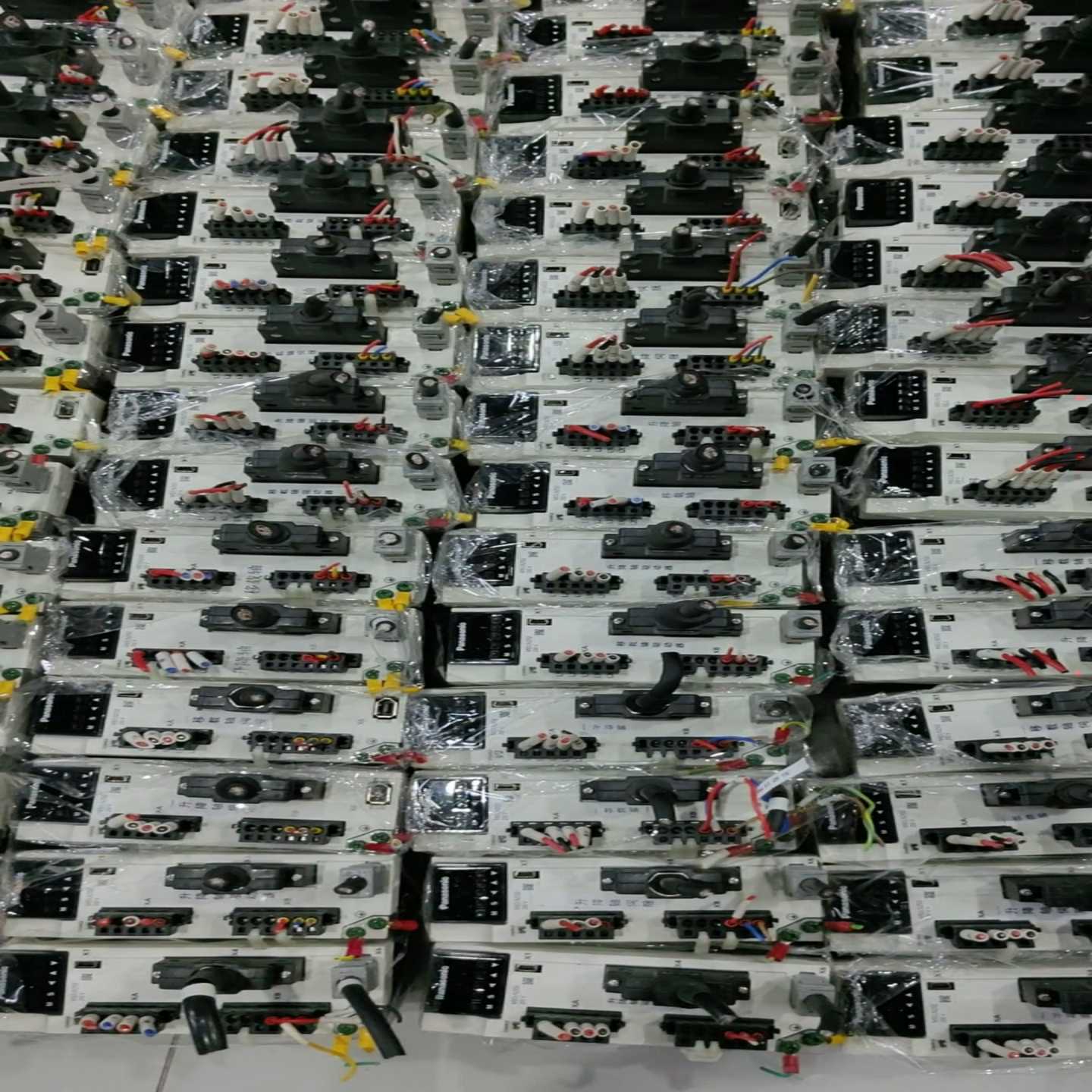 松下伺服电机和驱动器，原装拆机，几乎全新！型号包括MHMF0--议