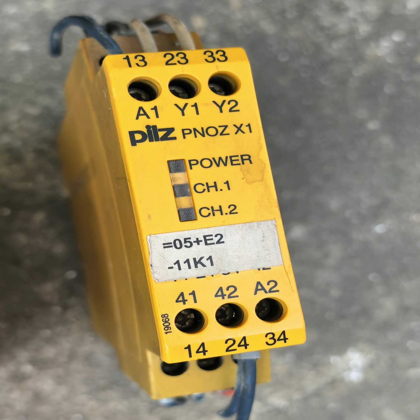 皮尔兹PILZ安全继电器PNOZX1，型号05E2-1--议价商品