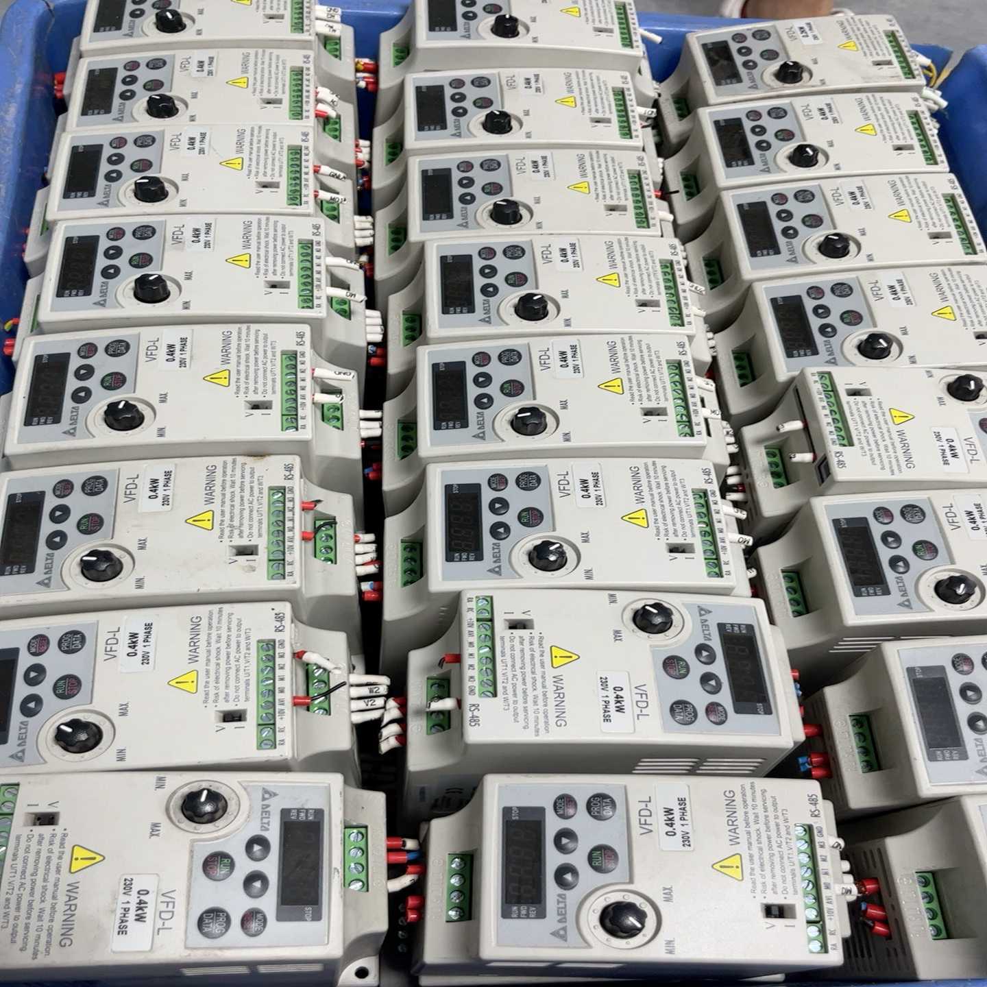 台达变频器400WVFD004L21A，成色漂亮，功能测试