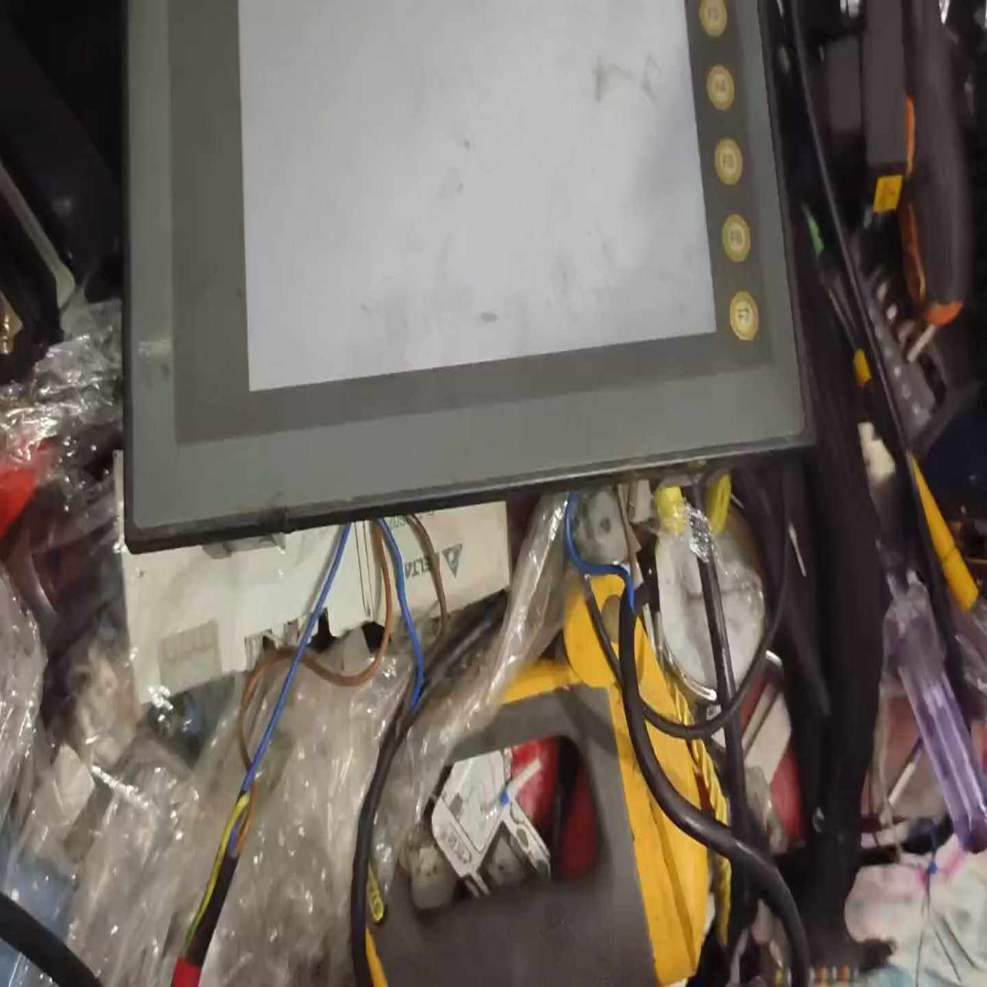 触摸屏一张，型号:UG330H-SS4，实图拍摄，通电显