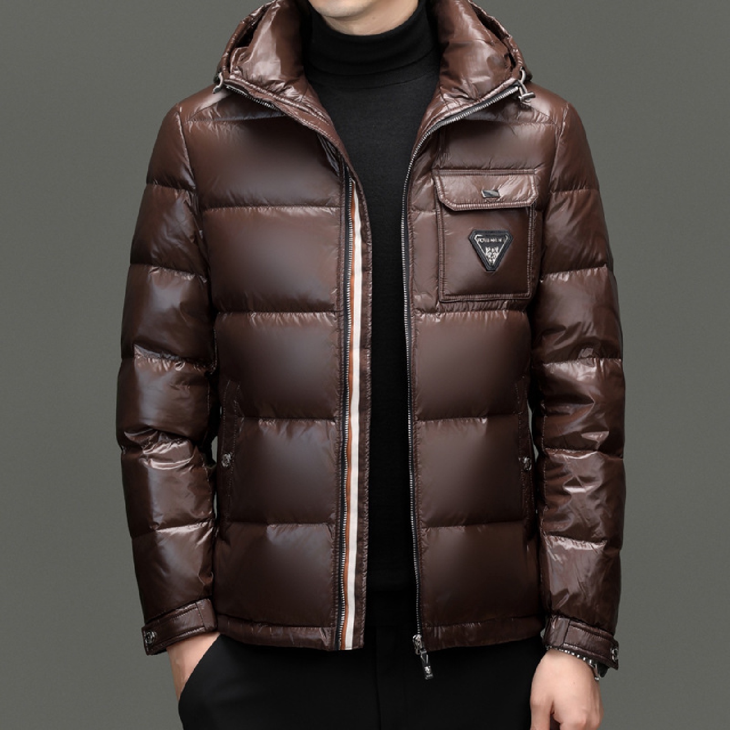 2024秋冬新款连帽加厚防寒贴标装饰白鸭羽绒服青年男士百搭款上衣