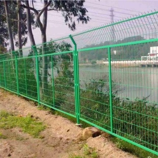 护栏网立柱框架焊接铁丝双边波浪围栏包塑隔离防护
