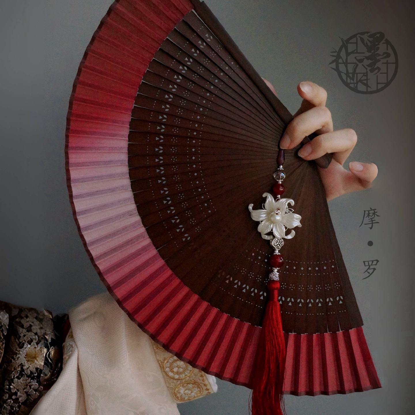 墨雨阁摩罗百合红色折扇子流苏扇坠古风中式婚礼旗袍马面裙