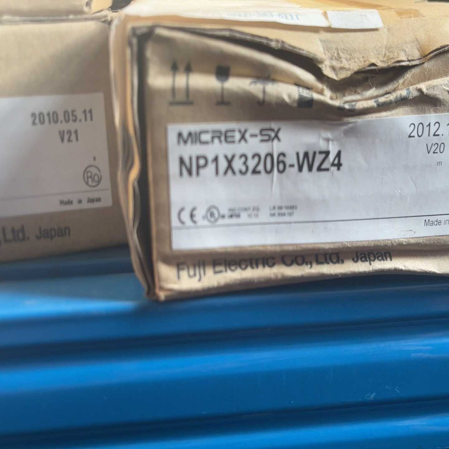 询价富士PLCNP1X3206-WZ4全新原装，有意者私聊