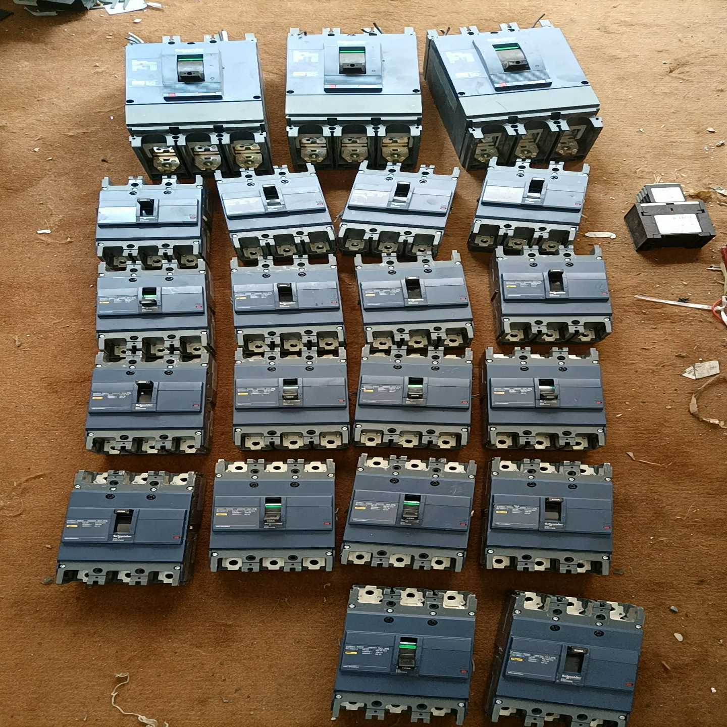 施耐德EZD断路器一批，型号比较多，需要请咨询