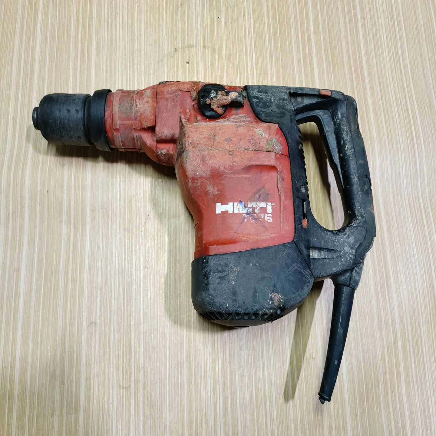 喜利得TE76电锤电镐，红色机身，外观有使用痕迹。机器为两功--议