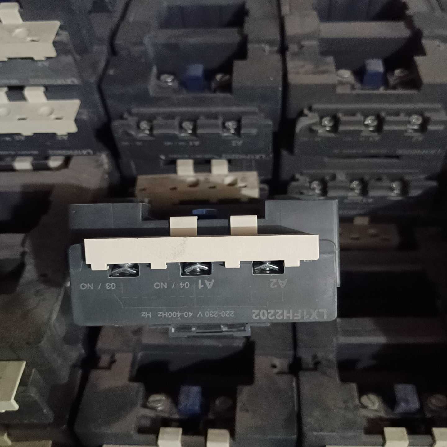 施耐德LX1FH2202接触器线圈，220-230V50H--议价商品