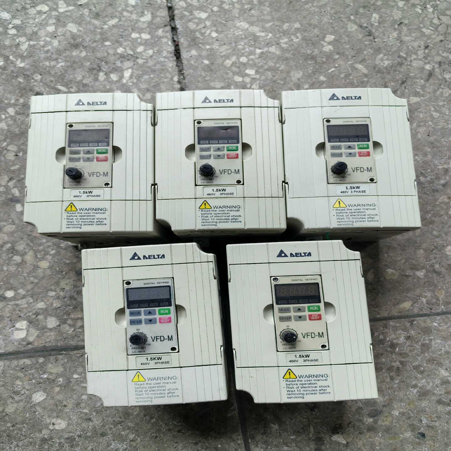 咨询-台达变频器1.5KWVFD015M43B，已上电