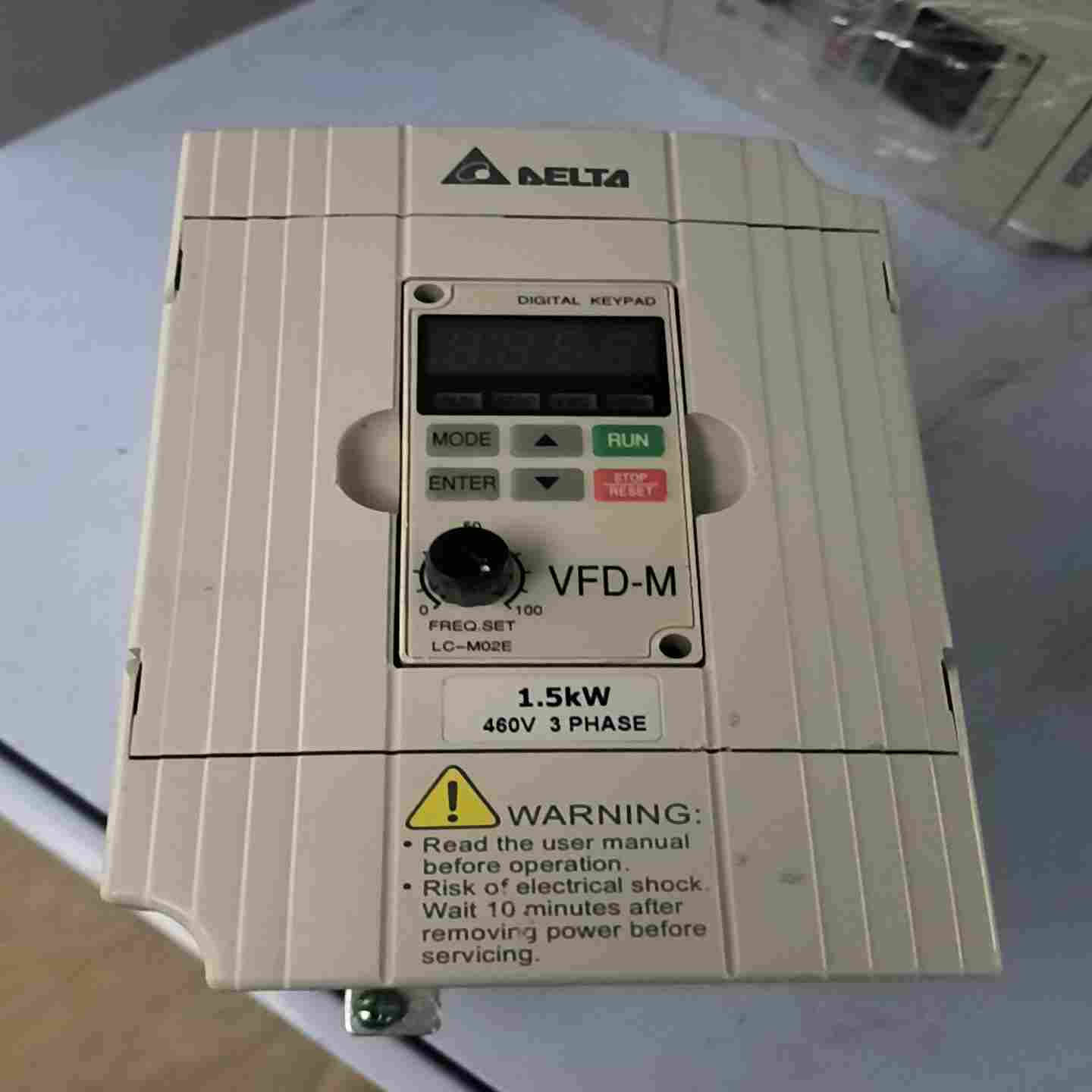 台达VFD-M变频器VFD015M43B 实物图380V1.~询价