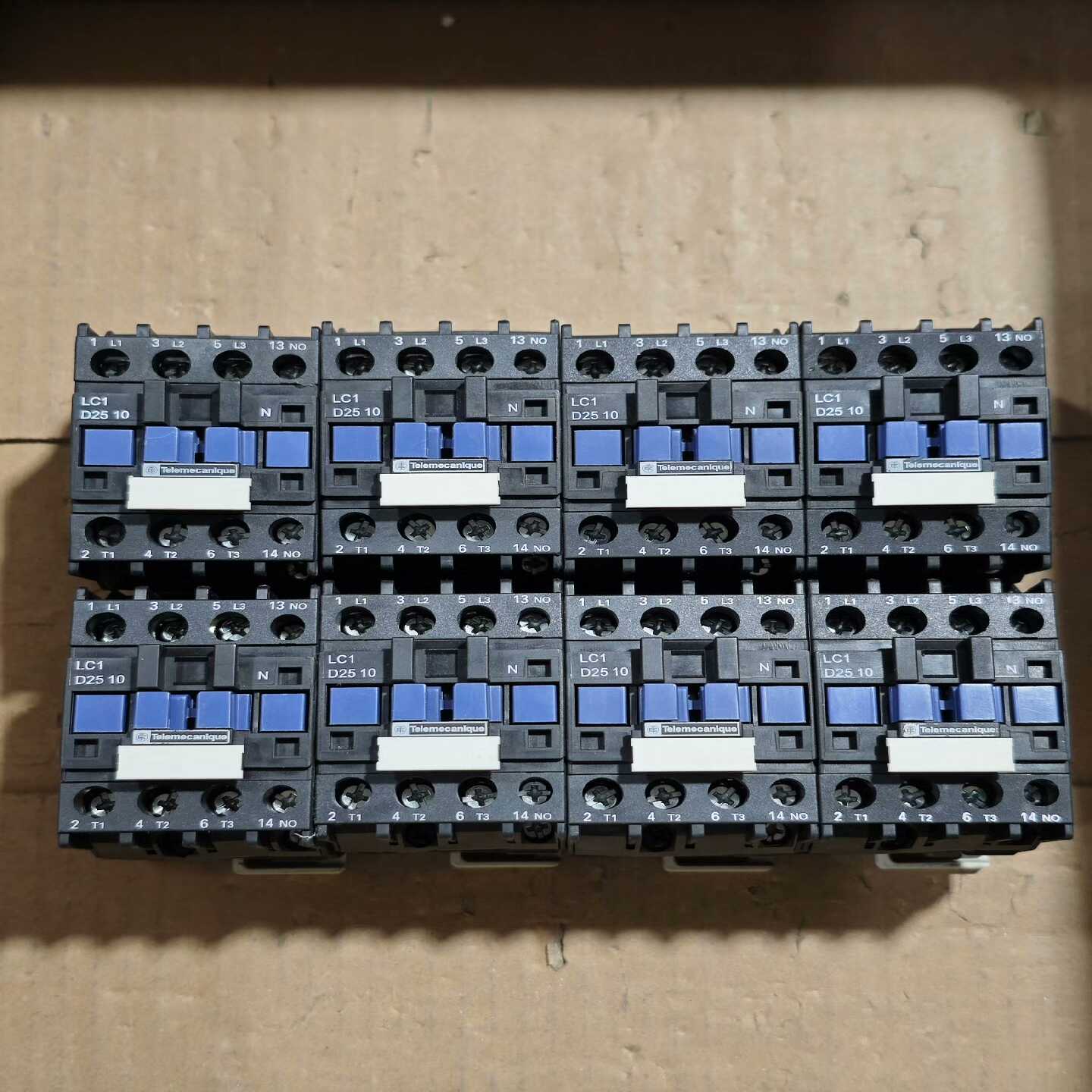 议价施耐德LC1D2510交流接触器线圈电压220v正品