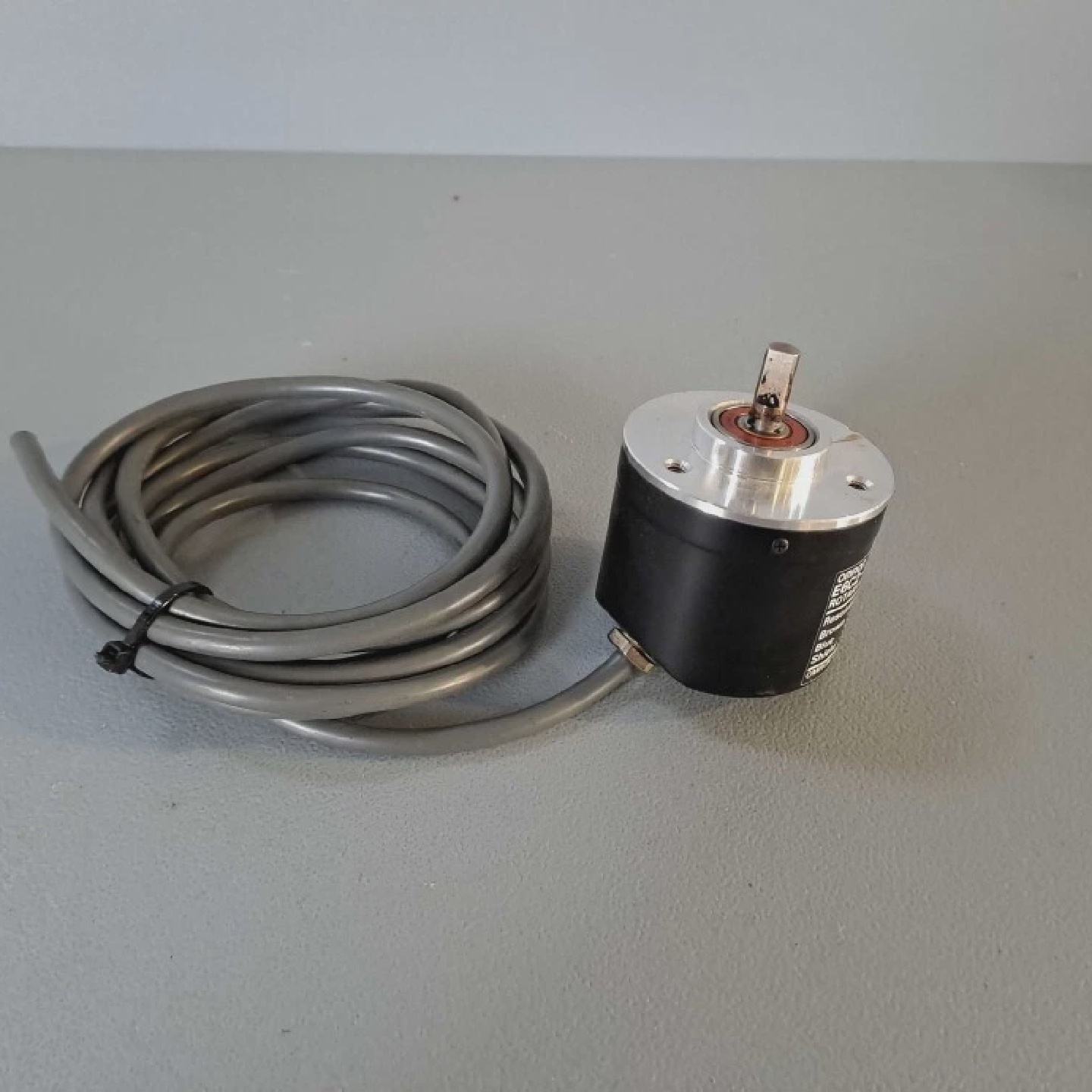 E6C2CWZ5B  OMRON  E6C2CWZ5B  Encodeur incrmental USED - 实物图