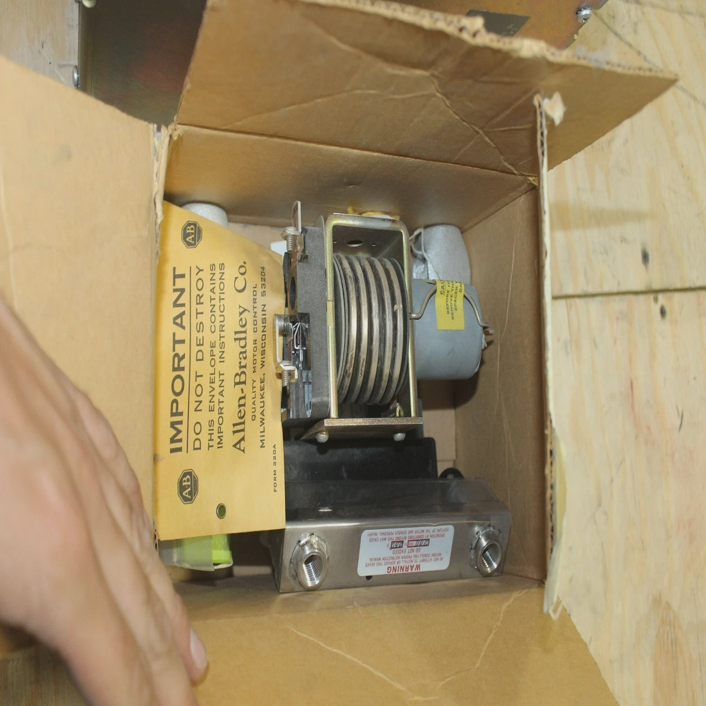 ALLENBRADLEY810-A26CR系列磁力继电器