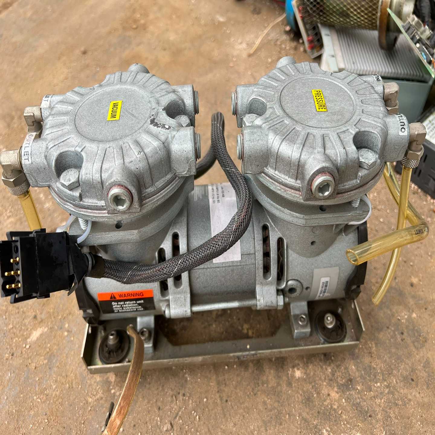 GAST嘉仕达真空隔膜泵，成色如图，型号:LAA-102询价