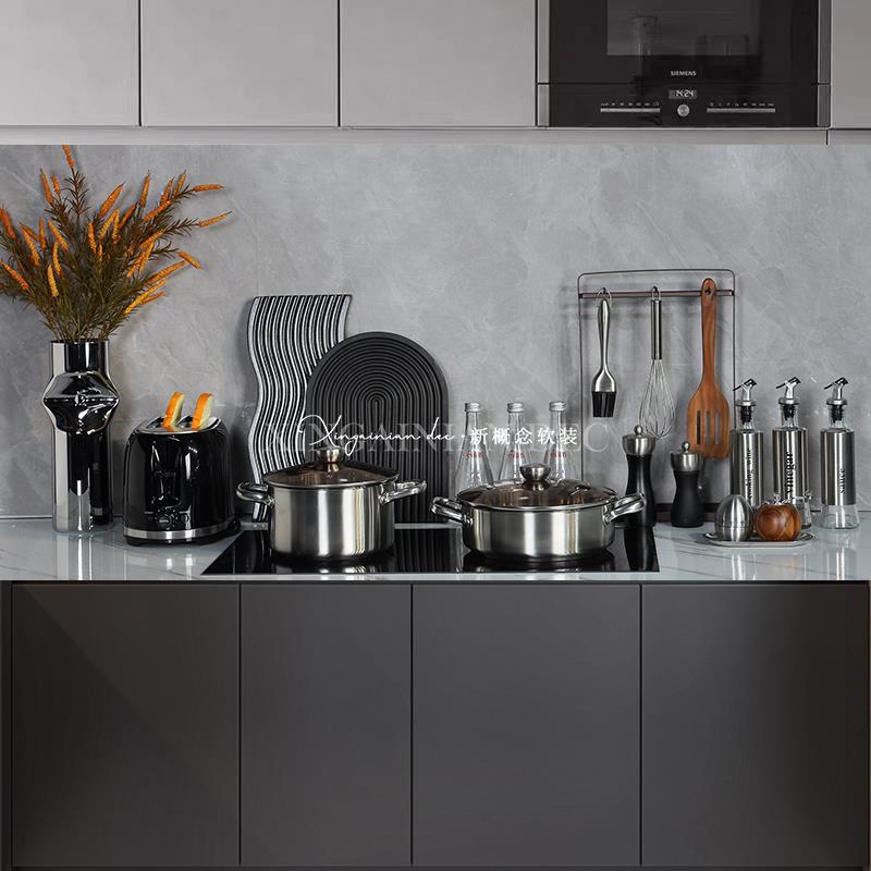 样板间厨房摆件组合软装饰品不锈钢锅具砧板花艺展厅道具现代轻奢