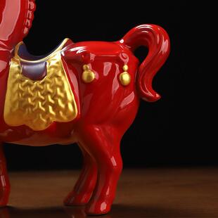 东方泥土中国红陶瓷红色战马摆件创意家居客厅办公室招财桌面装饰