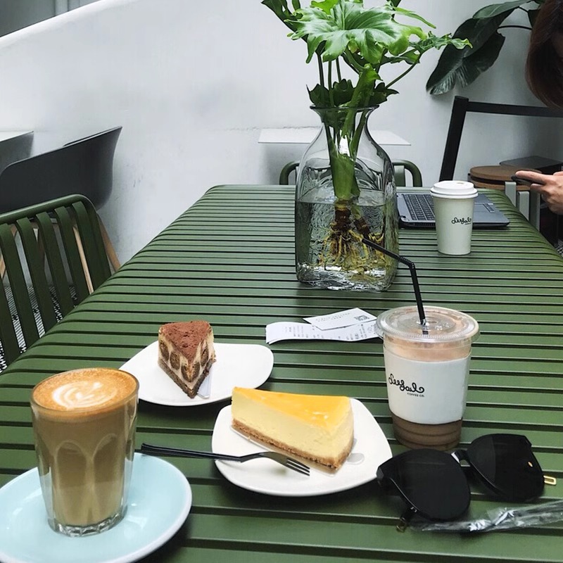 简约休闲庭院阳台户外桌椅室外奶茶店咖啡厅彩色铁艺桌椅组合