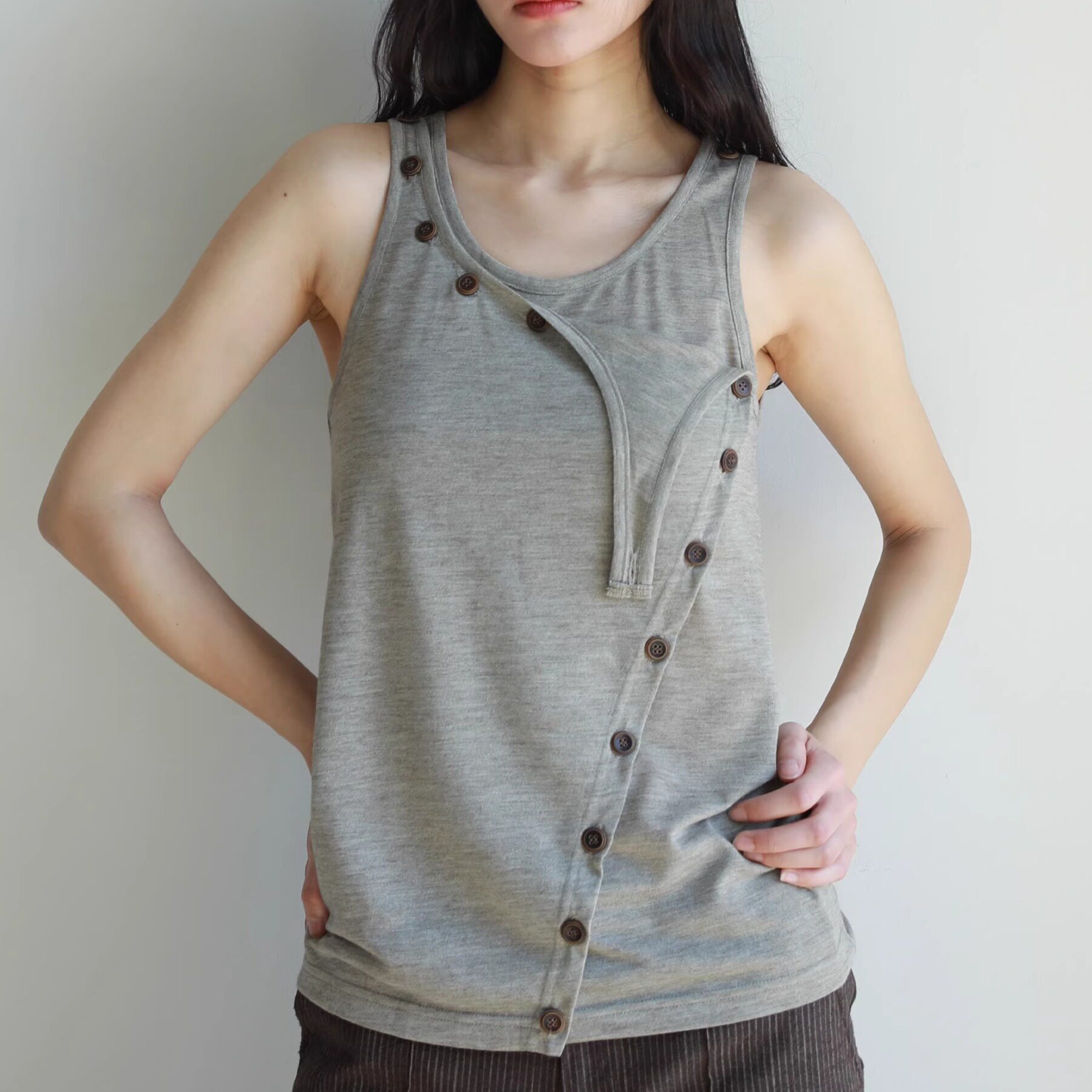 nullnone不对称纽扣显瘦背心