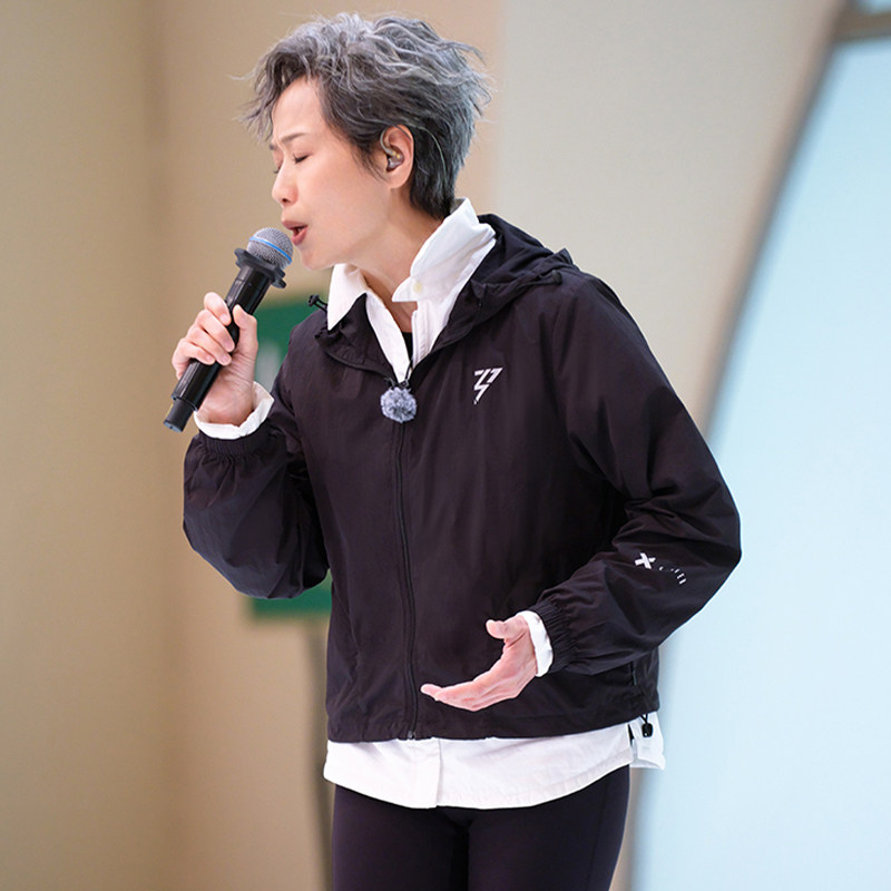 叶童同款 乘风破浪的姐姐女团明星训练服薄款连帽冲锋衣短款外套图片