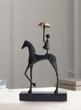 代入简约马背女孩打伞摆件关轻奢酒柜书房办公桌现户玄金G0423属