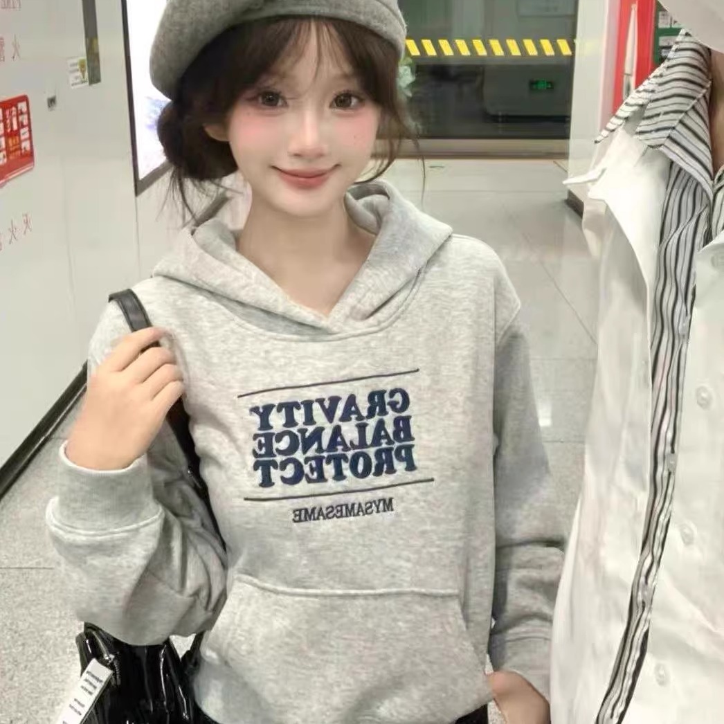 小个子穿搭美式灰色短款连帽卫衣