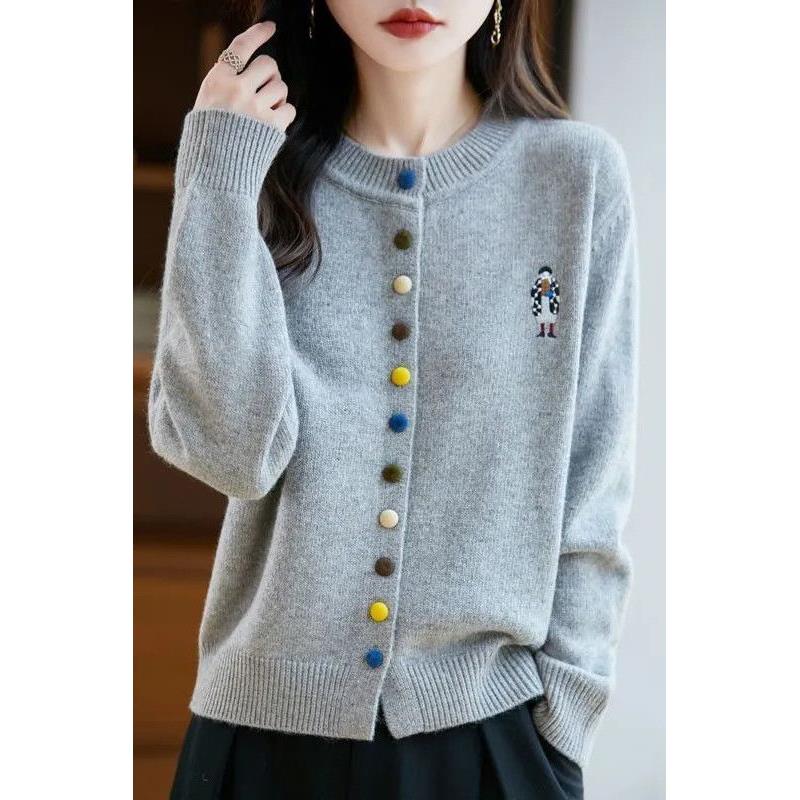 圆领刺绣爆款毛衣彩扣遮肉