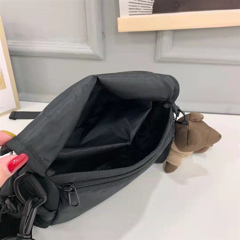 女士工装斜挎背包旅行休闲邮差包青年大学生纯色防水百搭挎包男