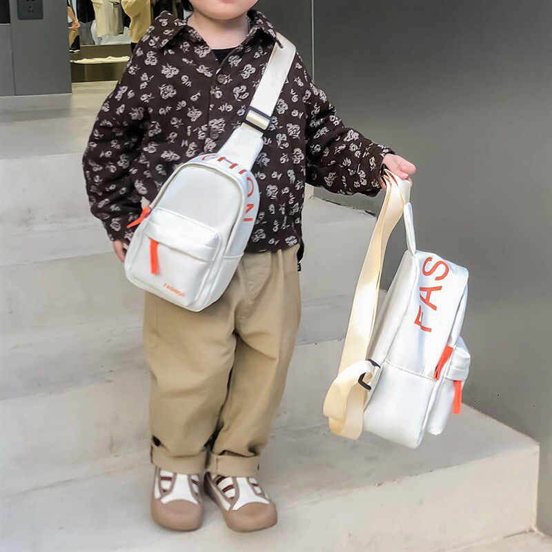 男童背包时尚小包潮斜挎轻便外出旅E游儿童胸包百搭帅气男孩子包