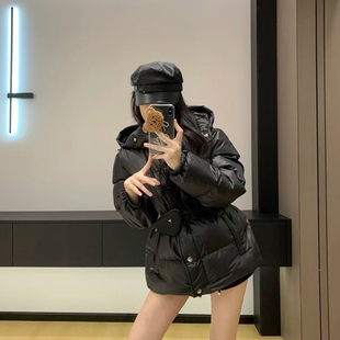 90%白鸭绒羽绒服字母徽标黑色腰包按扣连帽中长款外套2025冬新款