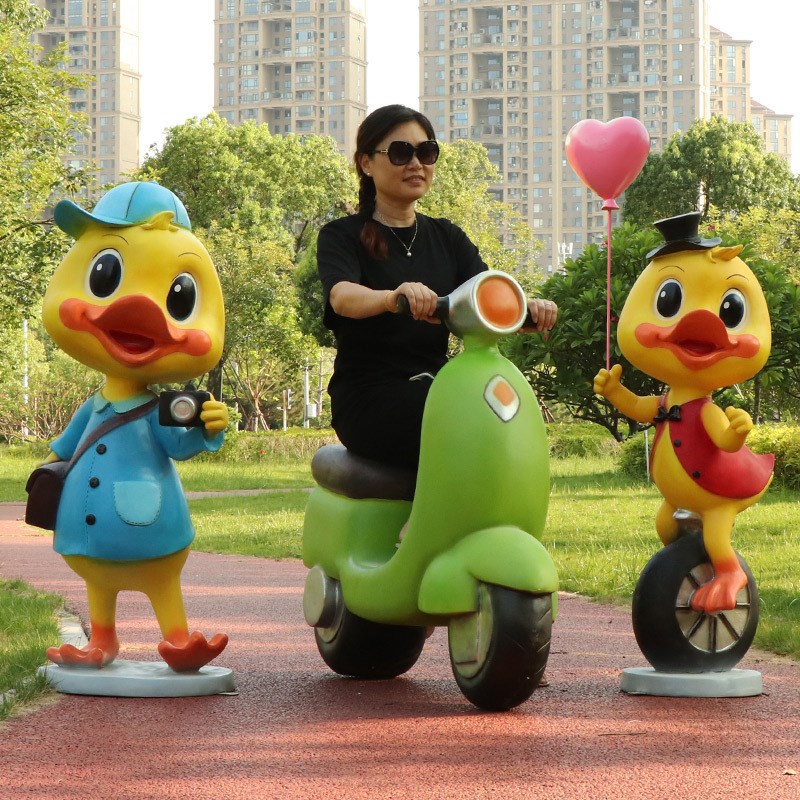 户外卡通网红鸭子雕塑玻璃钢动物幼儿园林景观草坪房地产门口摆件