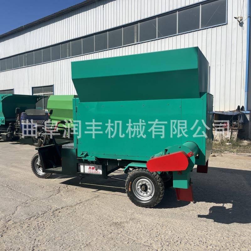 三方自走式牛场撒料车养殖设备电动投草车双面出料牧场投料机