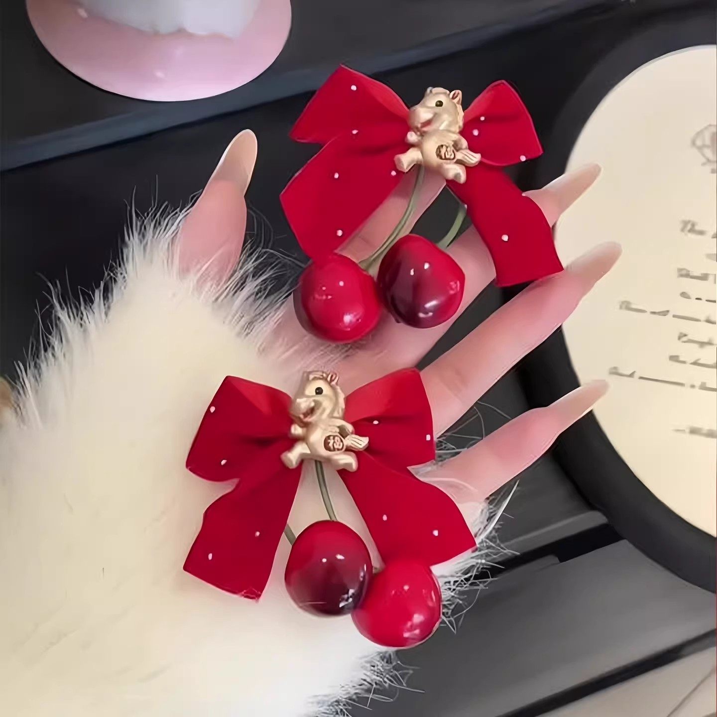 红色喜庆新年樱桃蝴蝶结发夹2026新款马年发卡刘海侧边夹过年发饰,饰品/流行首饰/时尚饰品新,发饰,淘宝优惠券,粉丝福利购,淘宝优惠卷