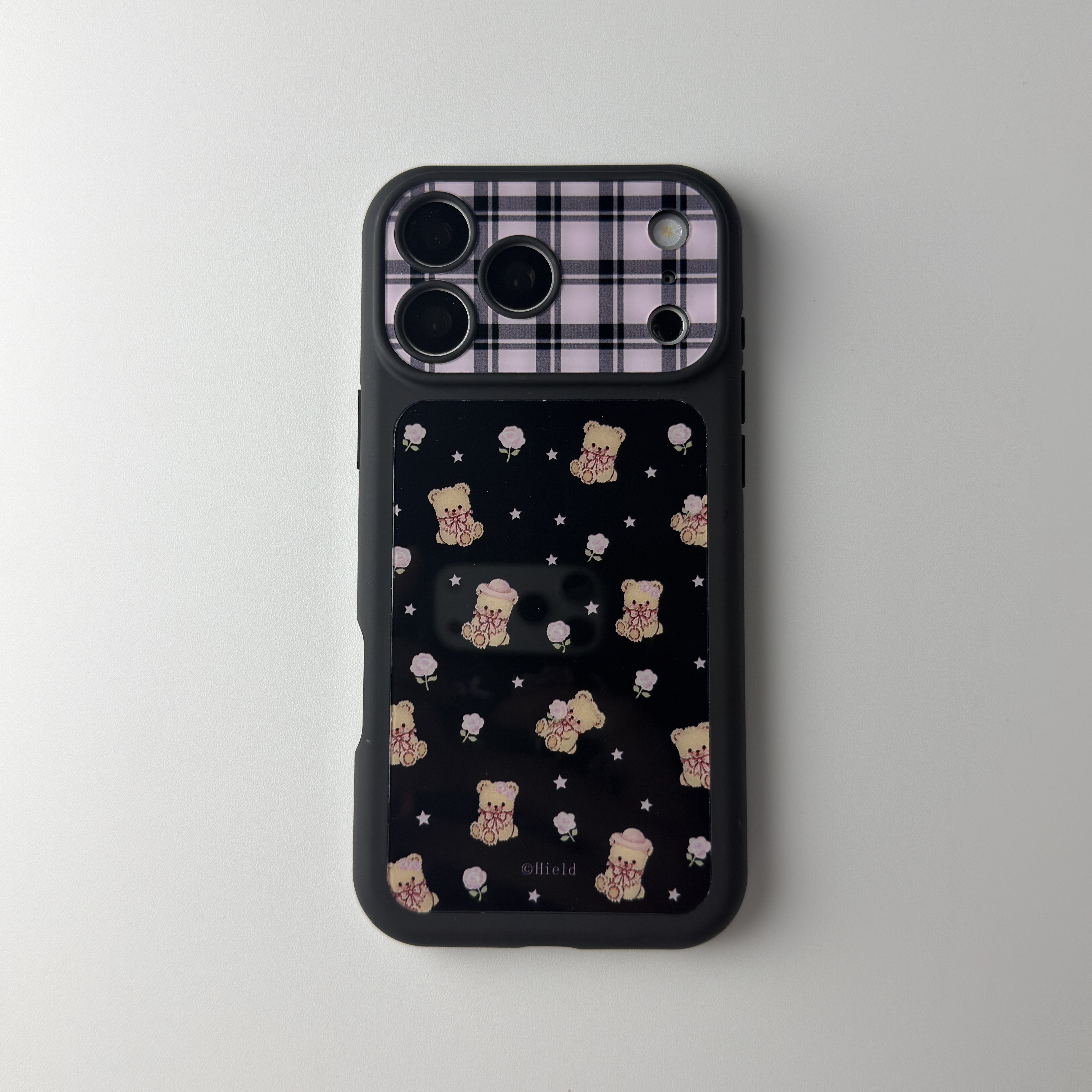 雨柠黑底镭射彩虹小熊适用苹果18Pro手机壳iPhone17新款16promax格纹镜头框15全包防摔保护套